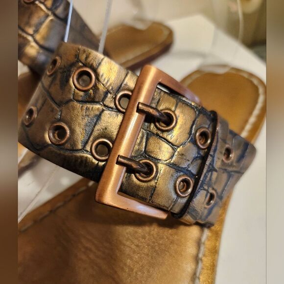 Bernardo Bronze Croc Print Leather Toe Ring w/Buckle Flat Sandals Sz.6 Ret $175 - Picture 4 of 6